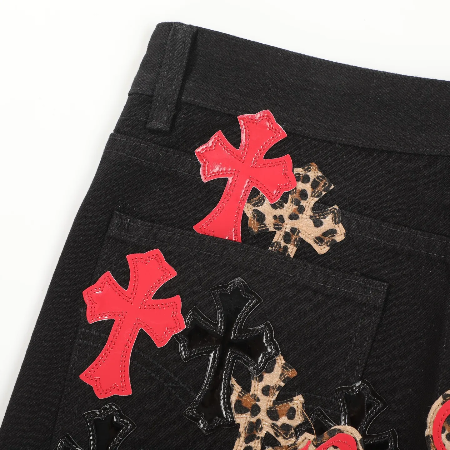 P240 Chrome Hearts 24SS Cross Sanskrit limited style graffiti printed leather jeans. Chrome Hearts limited edition leather washed jeans, Miami limited jeans, the entire cross leather is hand-made_different version, a heavy black blue cow fabric with moderate thickness and texture, antique metal silver label decoration, denim embedded thread manufacturing and production 💙Among Chrome Hearts' many trousers, its color is unique, and people are deeply attracted at a glance. It is made of beaded canvas fabric and has been washed with heavy water. The upper body is very textured, crisp and stylish, and will not collapse at all. The three-dimensional cut of the trousers has a first-class effect in modifying the shape of the legs. It can be easily controlled by any figure, and you can instantly become a street trendy person when you put it on.  🔩Customized hardware, full of texture, every detail is done to the extreme. The thick beaded canvas fabric becomes soft and skin-friendly after washing, and has excellent breathability, making it comfortable to wear all day long. Customized small leather label, unique design, simple yet elegant, exquisite workmanship, neat wiring, every detail demonstrates quality and style.  These pants are gender-neutral and can be worn by both men and women, easily creating a sense of fashion. Pair them with a T-shirt or sweatshirt and you can easily go out and hit the streets. Size: 28/30/32/34/36 Waist: 69/74/79/84/89 Pants length: 102/103/104/105/106